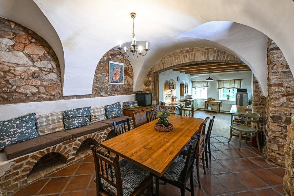 Kitchen or kitchenette, Seating area, Dining area