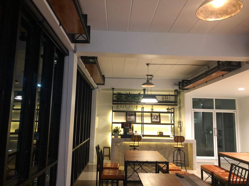 Restaurant/places to eat, Lounge or bar