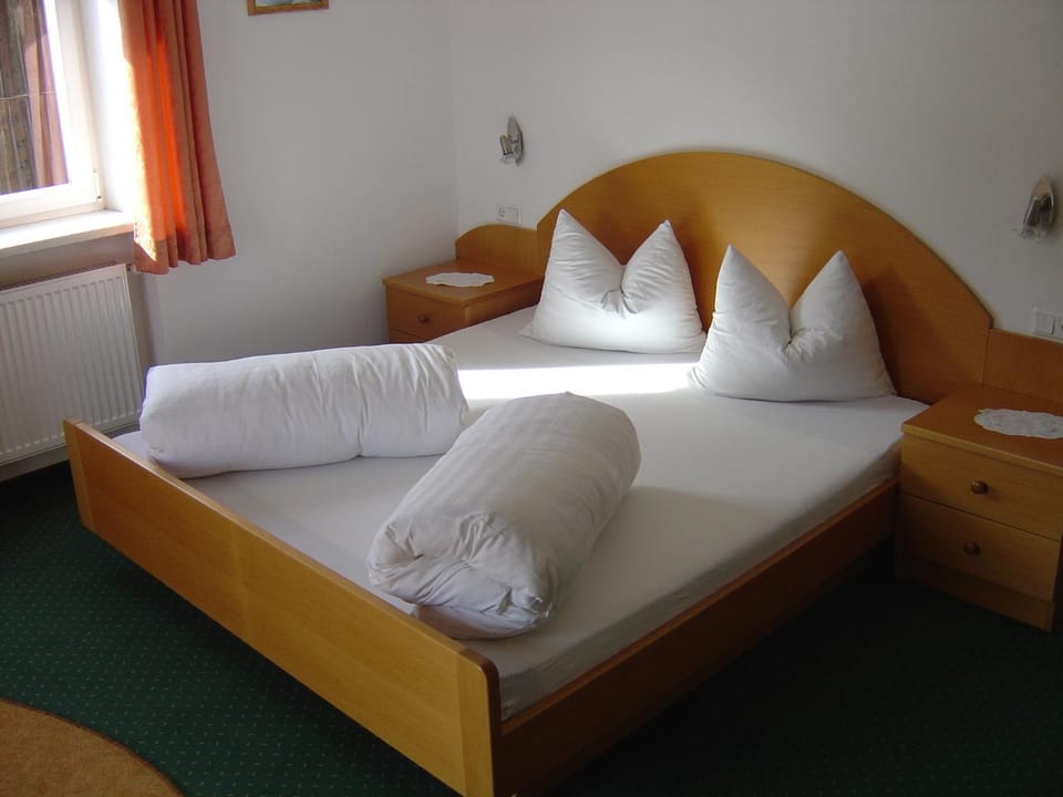 Bed, Garden view, Lake view, Mountain view
