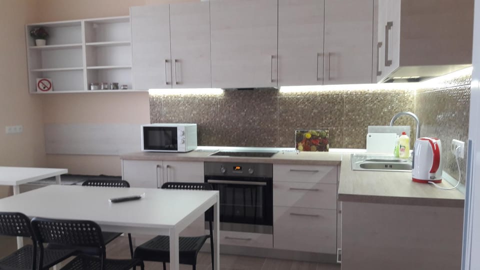 Coffee/tea facilities, Kitchen or kitchenette, Communal kitchen, oven, stove