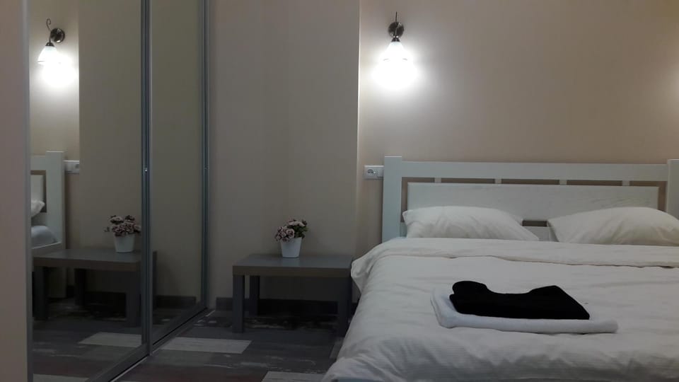 Photo of the whole room, Bedroom, towels