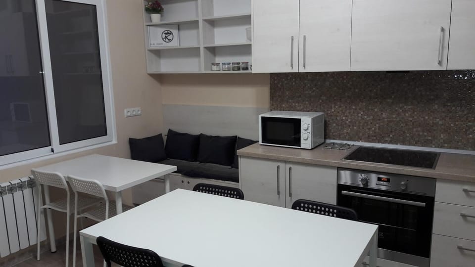 TV and multimedia, Kitchen or kitchenette, Dining area, oven, stove