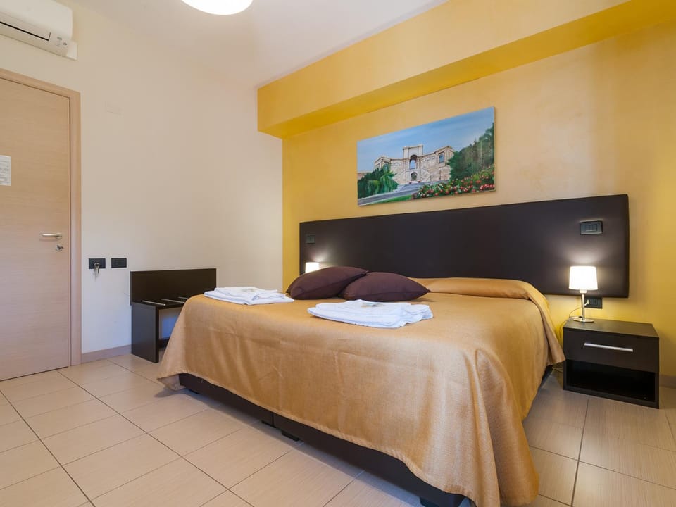 Photo of the whole room, towels