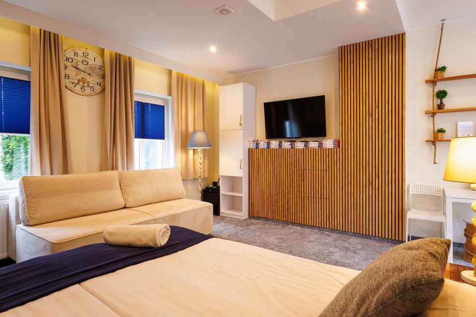 Bed, TV and multimedia, Photo of the whole room, Bedroom