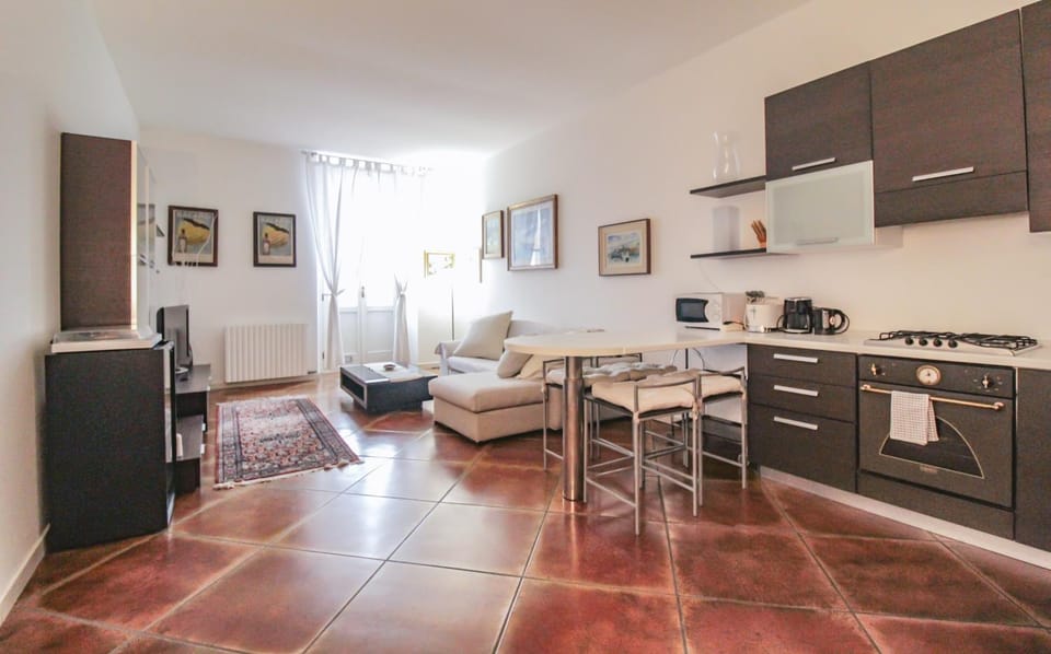 Kitchen or kitchenette, Living room, Seating area, Dining area, minibar, pet friendly, stove