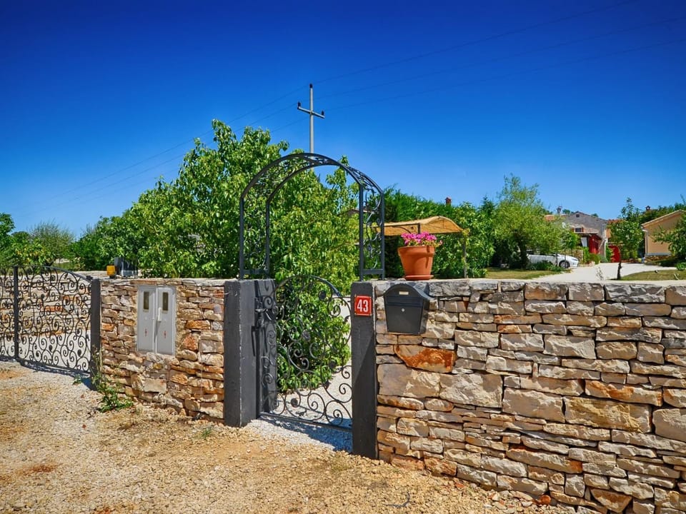 Property building, Facade/entrance, Off site