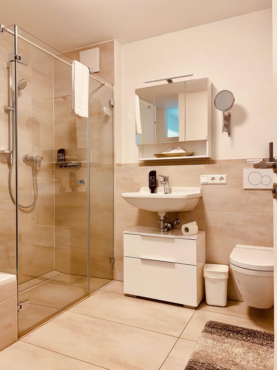 Shower, Toilet, Bathroom, towels
