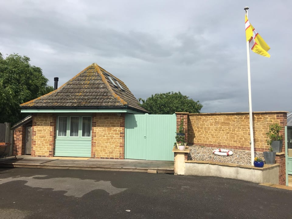 Heatherbell Cottage Guest Accommodation Bed and Breakfast in West Bay, UK