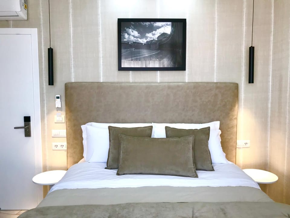 Bed, Photo of the whole room, Decorative detail, Bedroom
