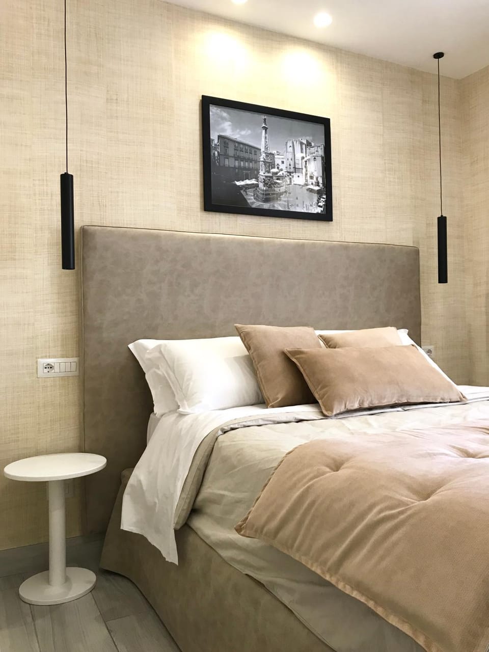 Photo of the whole room, Decorative detail, Bedroom