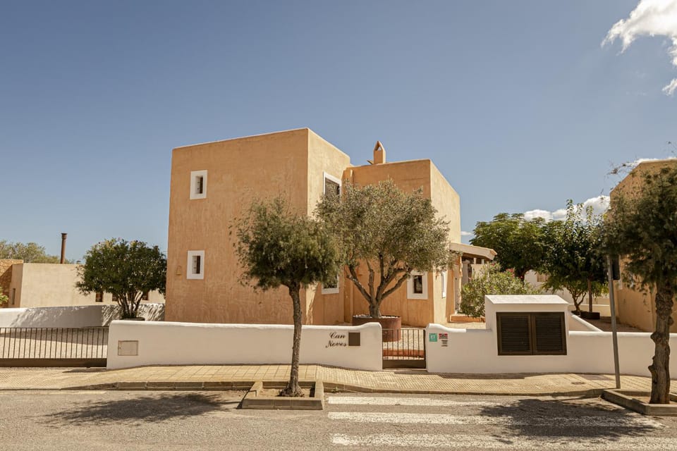 Property building, Facade/entrance, Off site