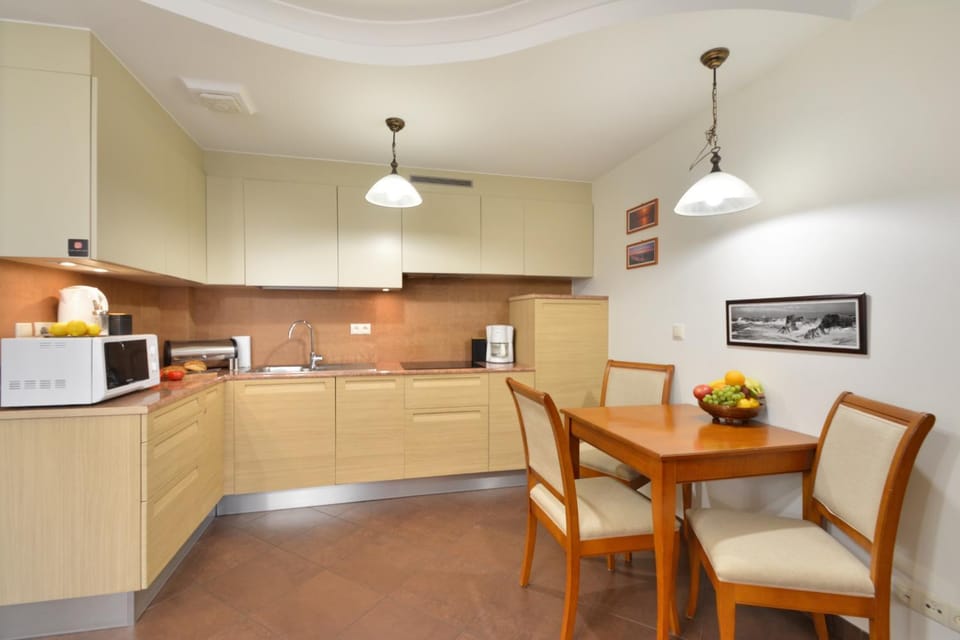 Coffee/tea facilities, Kitchen or kitchenette, Dining area, minibar, pet friendly, stove, kitchen