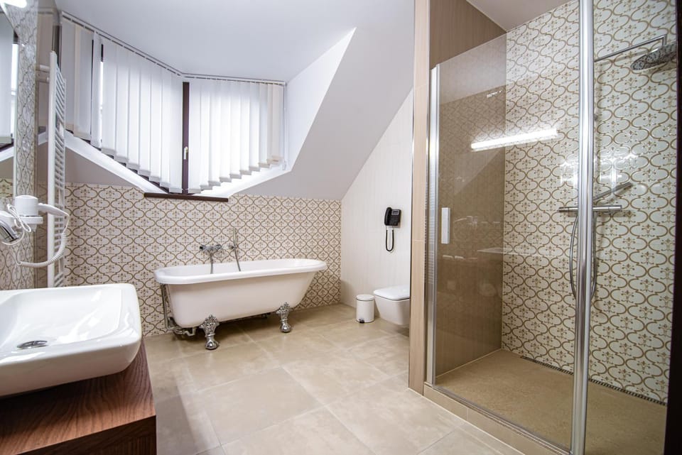 Shower, Toilet, Bathroom, Bath