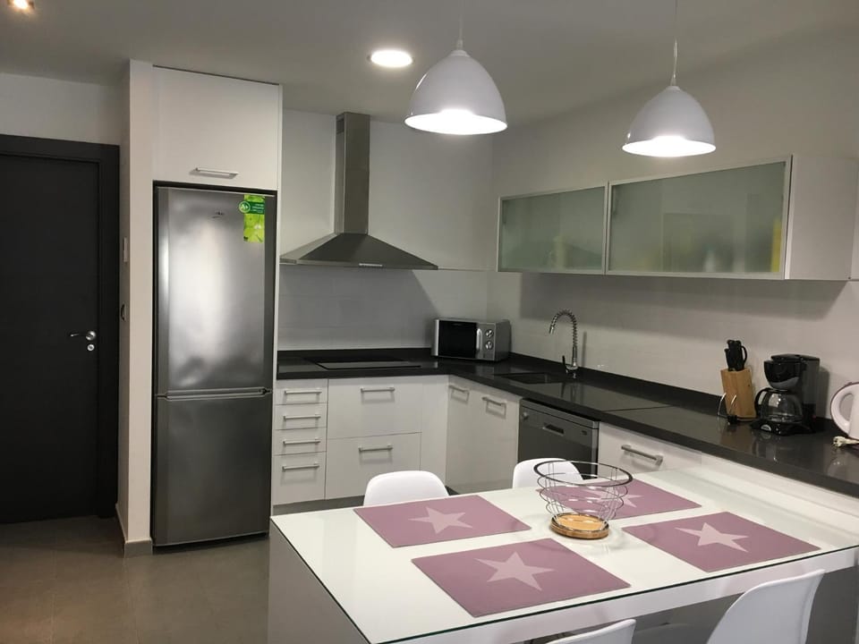Kitchen or kitchenette, minibar