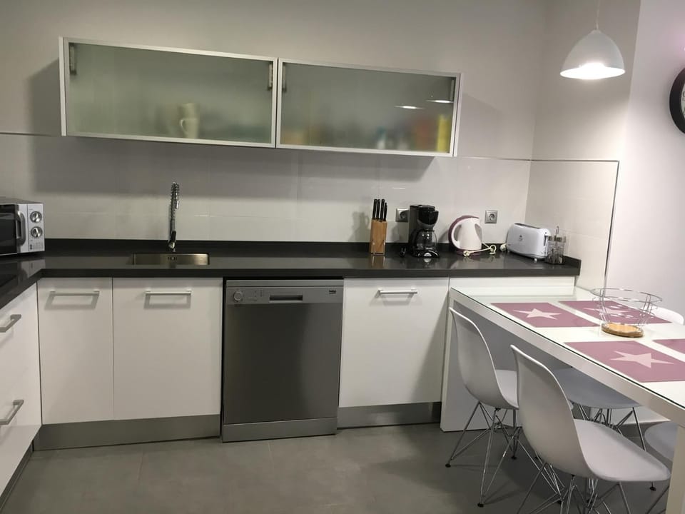 Kitchen or kitchenette, Dining area, minibar, toaster