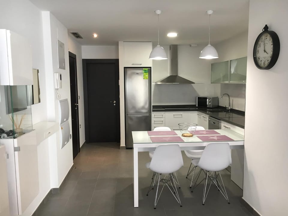 Kitchen or kitchenette, Dining area
