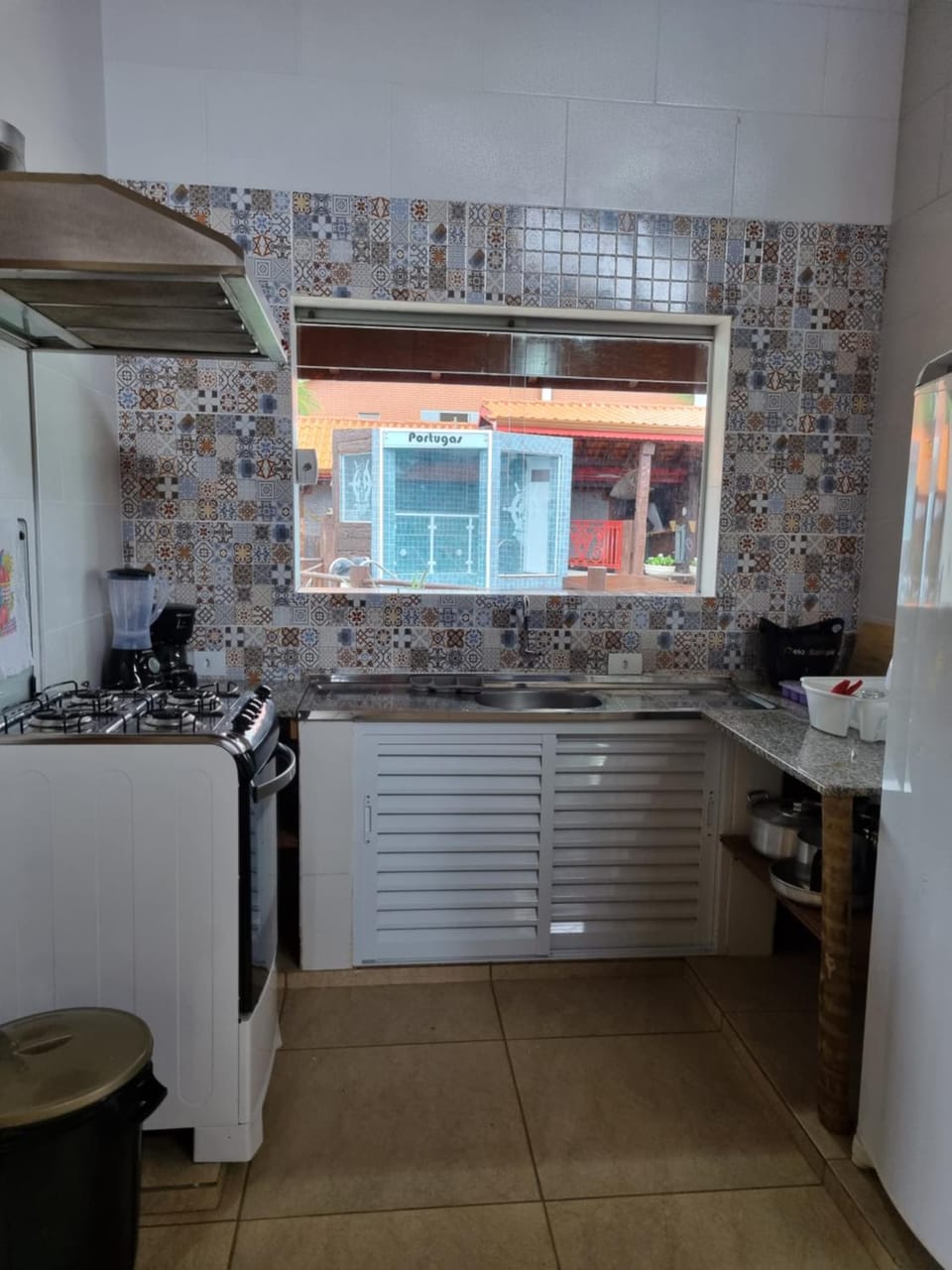 Kitchen or kitchenette, minibar, stove