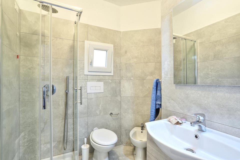 Shower, Toilet, Bathroom, towels
