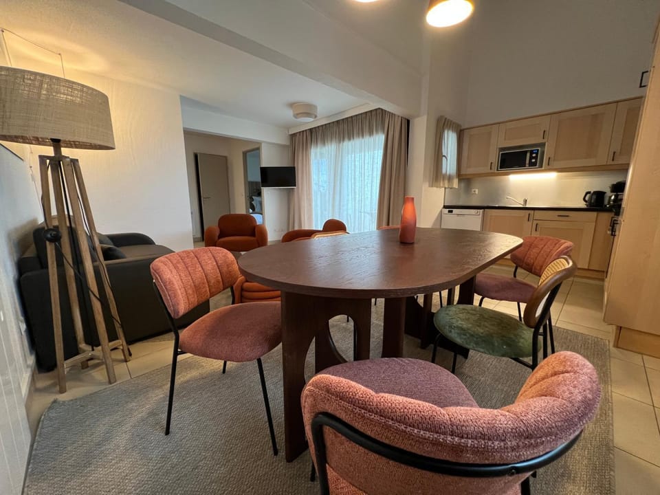 Kitchen or kitchenette, Seating area, Dining area
