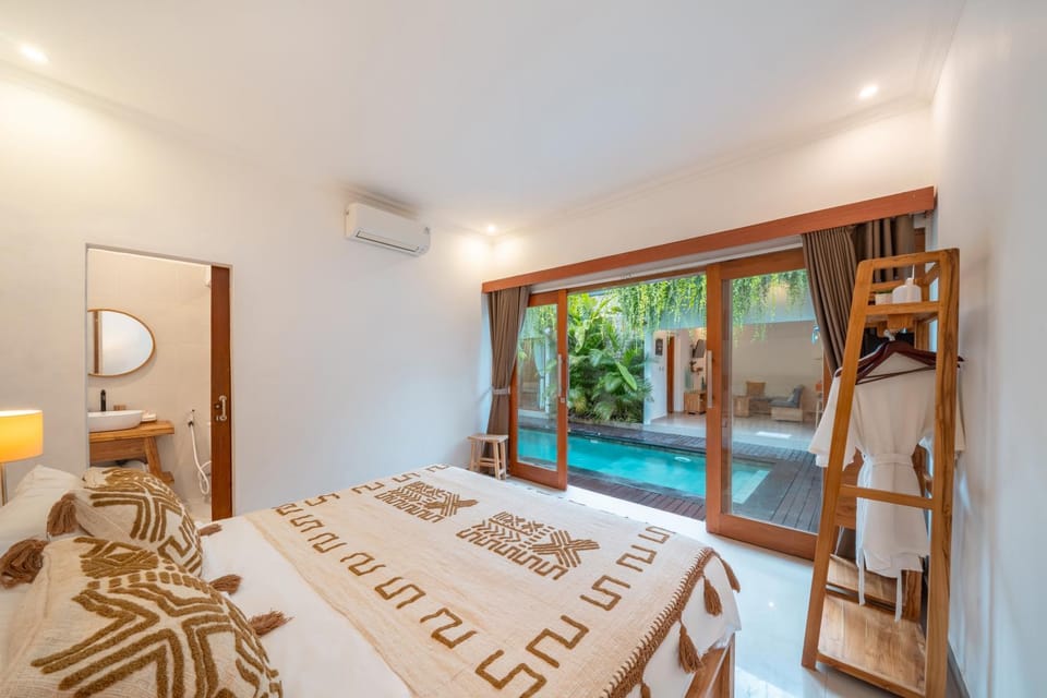 Bed, Photo of the whole room, Bedroom, Pool view, air conditioner