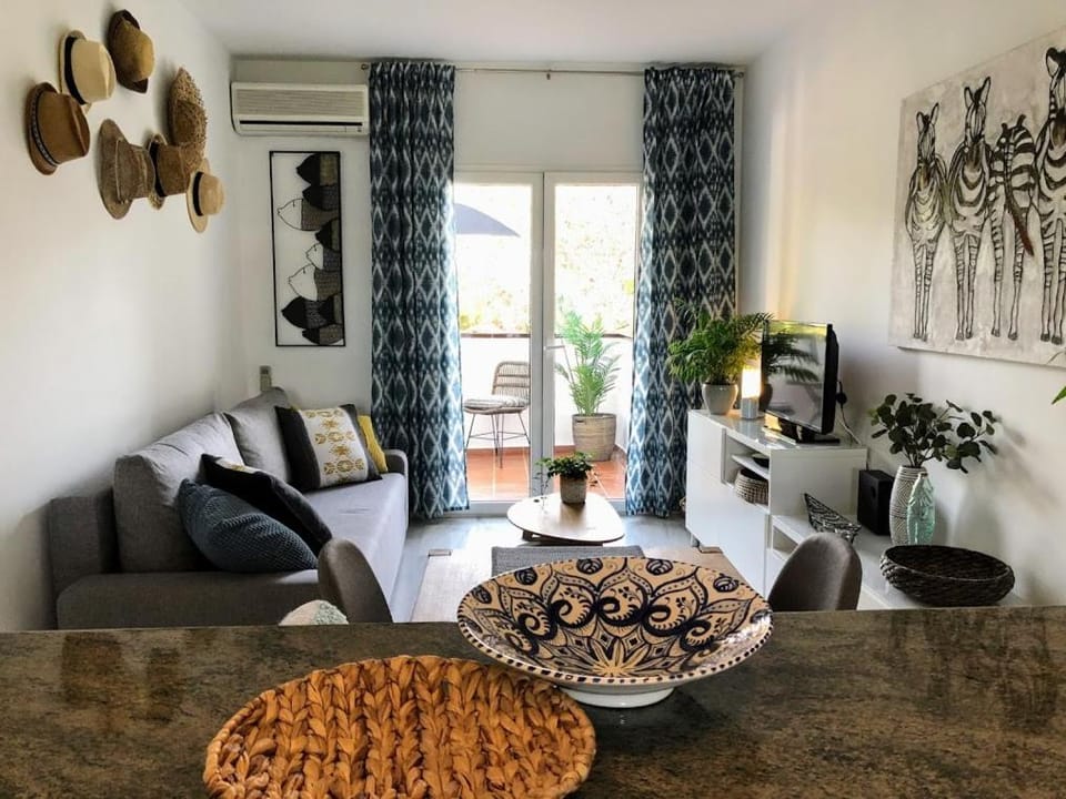 Lounge or bar, Seating area, Dining area