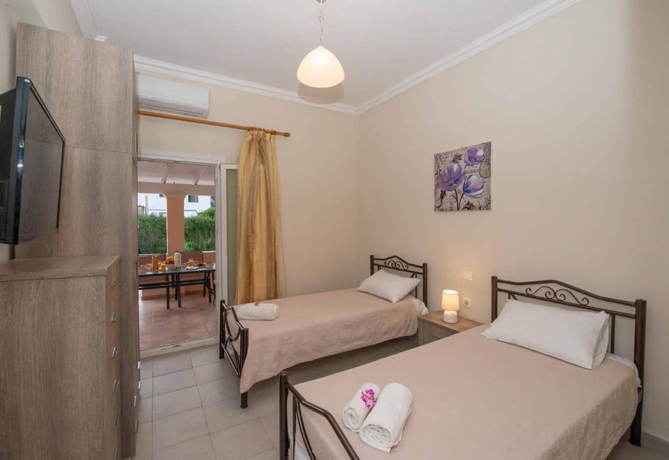 Bed, TV and multimedia, Photo of the whole room, Bedroom