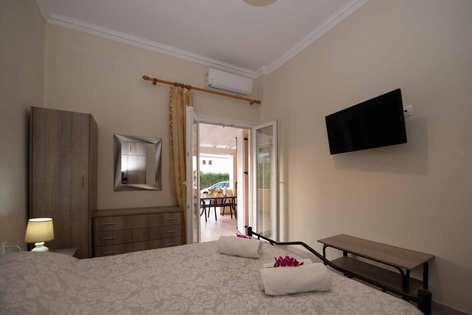Bed, TV and multimedia, Photo of the whole room, Bedroom
