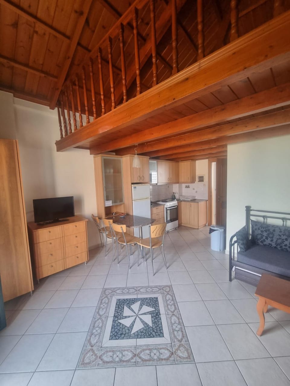 Kitchen or kitchenette, Living room, Seating area, Dining area