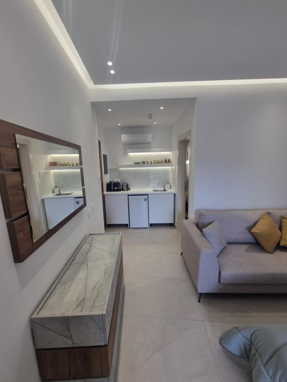 Bed, Photo of the whole room, Seating area, Bedroom