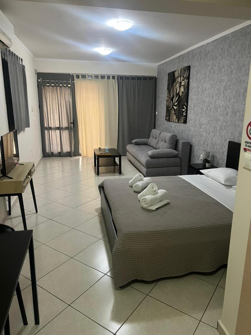 AVR Airport Deluxe Suites 4 AIRPORT FREE SHUTLE Apartment in East Attica Regional Unit, Greece