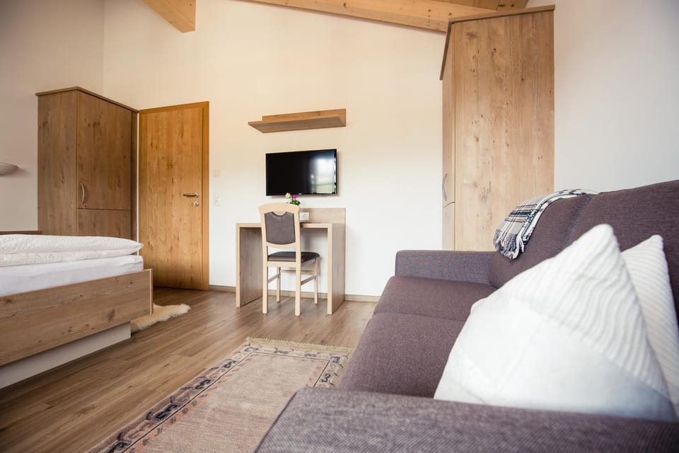 Bed, TV and multimedia, Bedroom