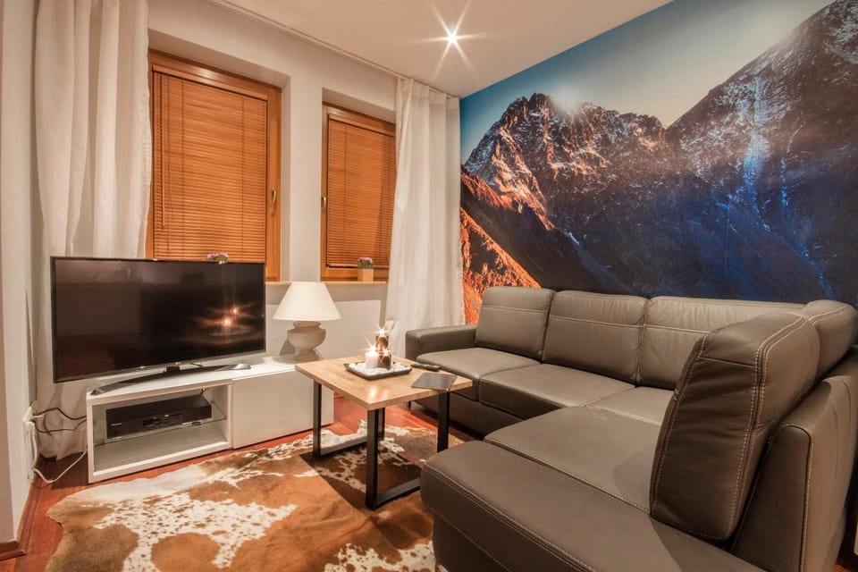TV and multimedia, Living room, Seating area, Evening entertainment
