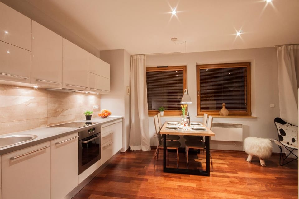 Kitchen or kitchenette, Dining area, pet friendly, stove