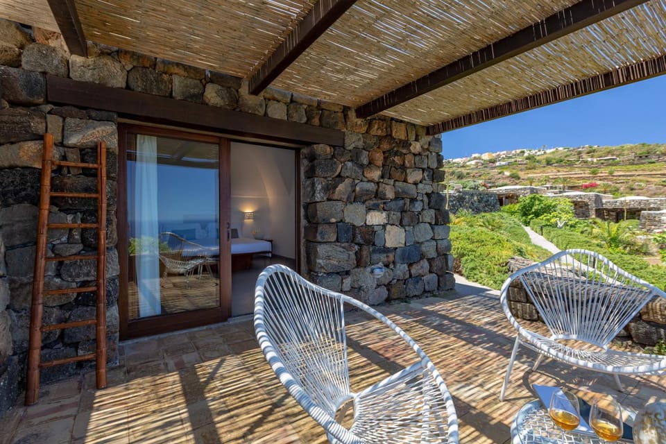 Property building, Patio, Balcony/Terrace
