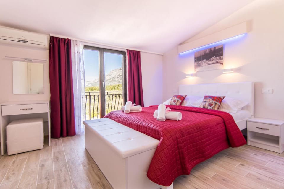 Photo of the whole room, Bedroom