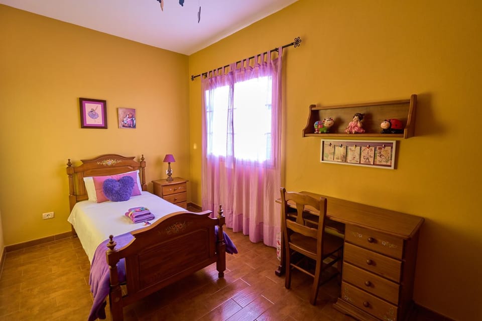 Bed, Photo of the whole room, Bedroom