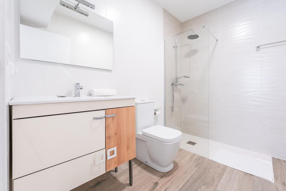Shower, Toilet, Bathroom, towels