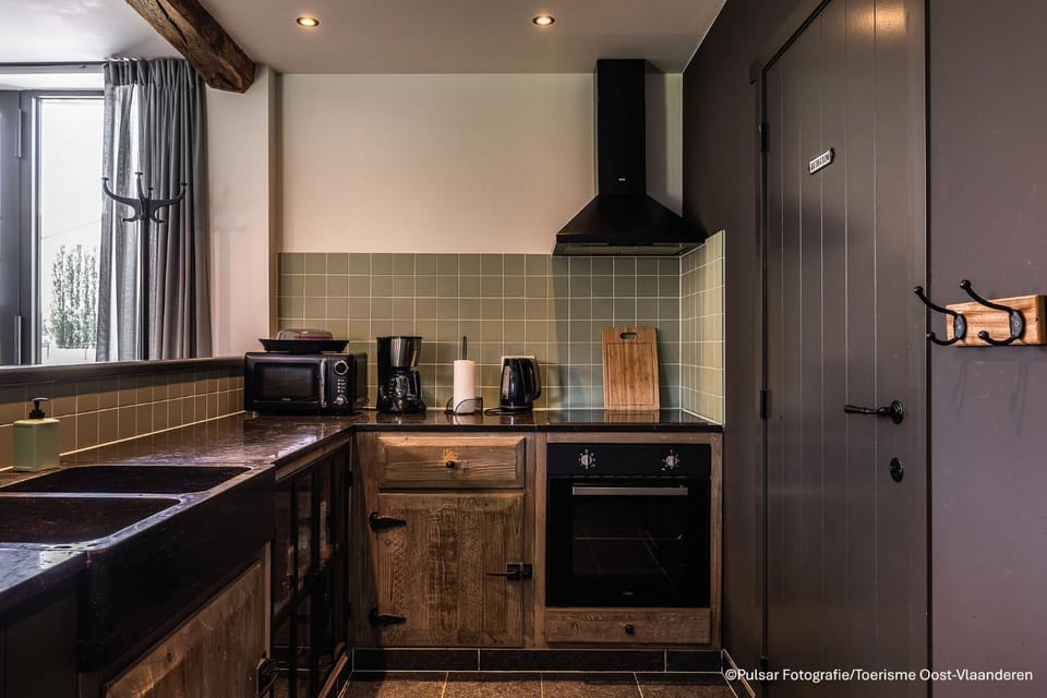 Coffee/tea facilities, dishwasher, stove, kitchen