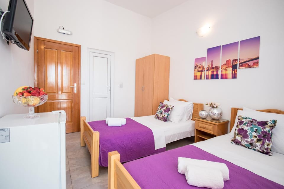 Bed, TV and multimedia, Photo of the whole room, Bedroom, wardrobe