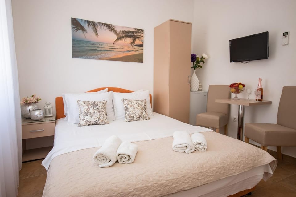 Bed, TV and multimedia, Photo of the whole room, Bedroom, towels