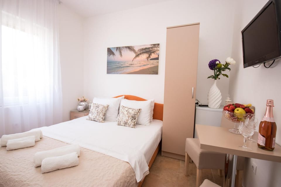 Bed, TV and multimedia, Photo of the whole room, Bedroom, towels