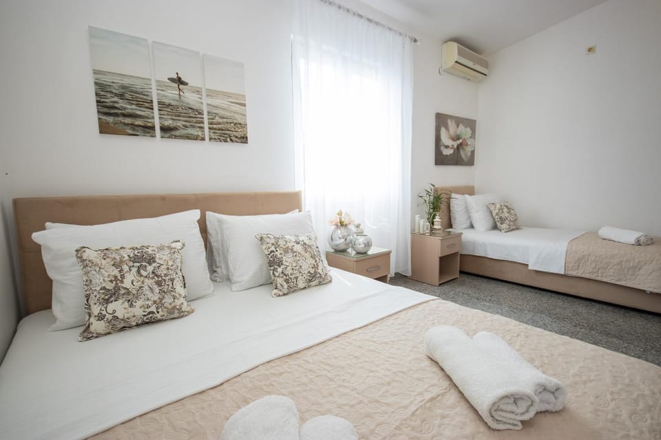 Bed, Bedroom, towels