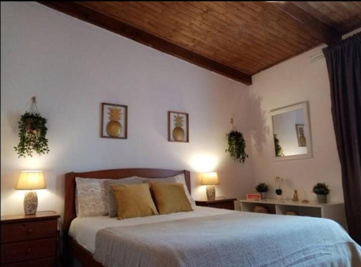 Bed, View (from property/room), Bedroom, Garden view