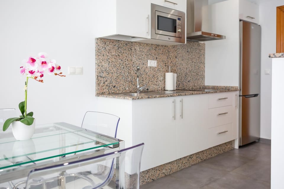 Kitchen or kitchenette, Dining area