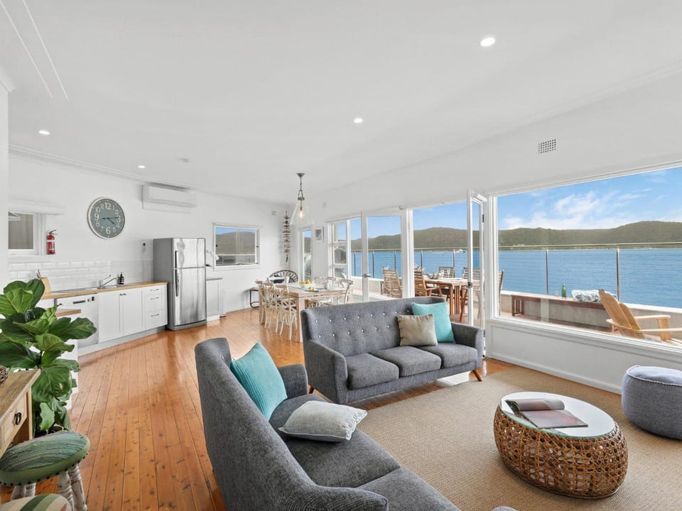 Communal lounge/ TV room, Natural landscape, TV and multimedia, View (from property/room), Balcony/Terrace, Living room, Seating area, Sea view