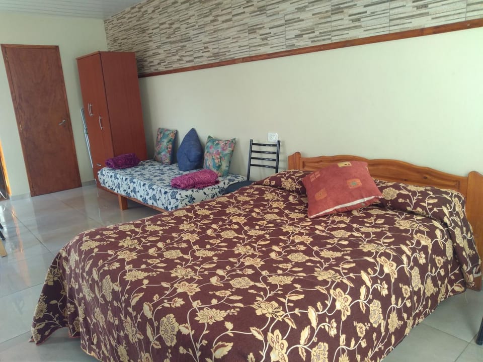 Photo of the whole room, Bedroom, wardrobe