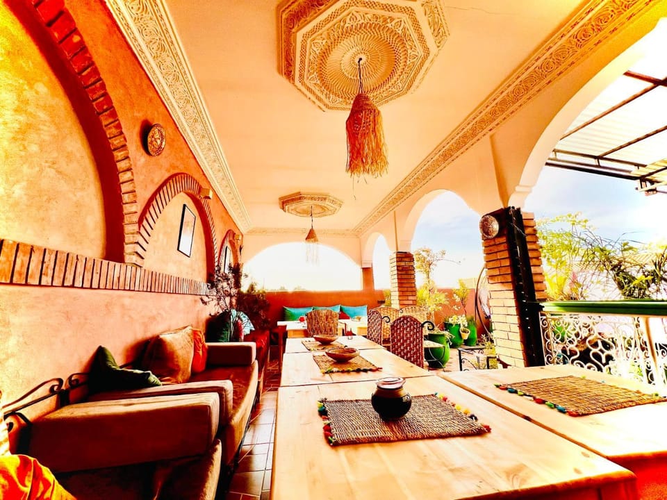 Property building, Restaurant/places to eat, Balcony/Terrace, Breakfast