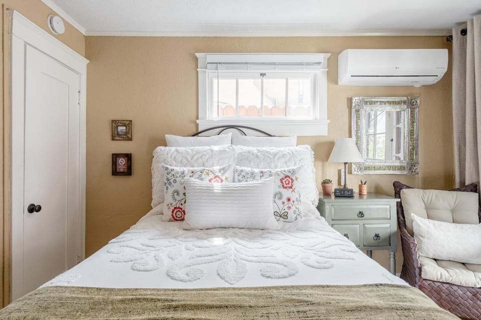 Bed, Decorative detail, Bedroom