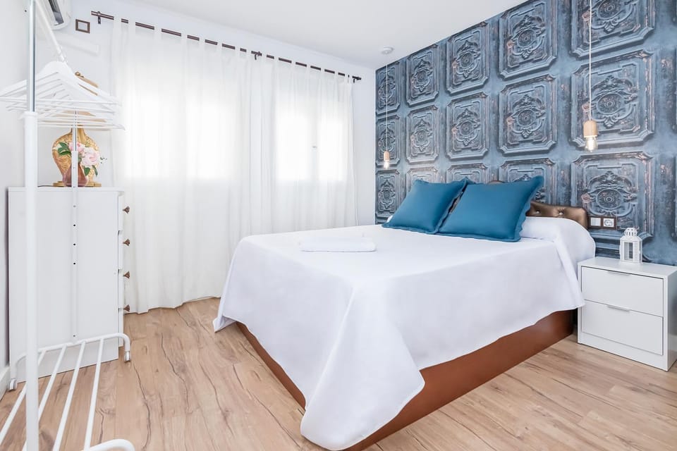 Photo of the whole room, Bedroom