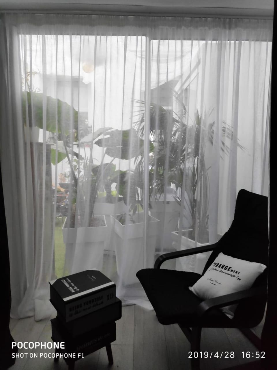 View (from property/room), Living room, Decorative detail, Seating area, soundproof